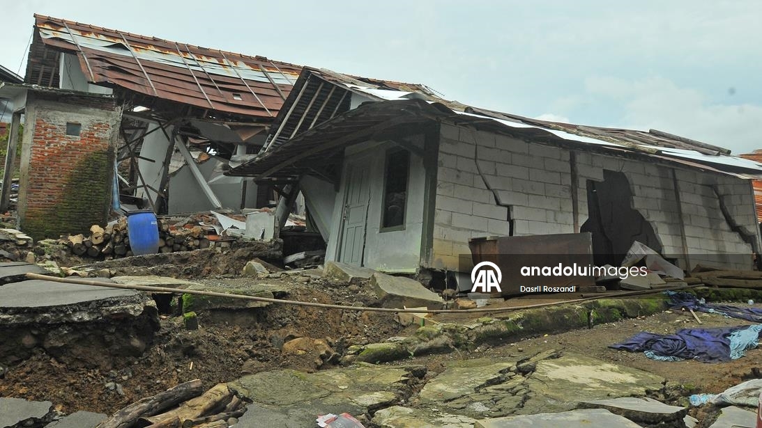 Endonezya’da toprak kayması nedeniyle çok sayıda yapı zarar gördü