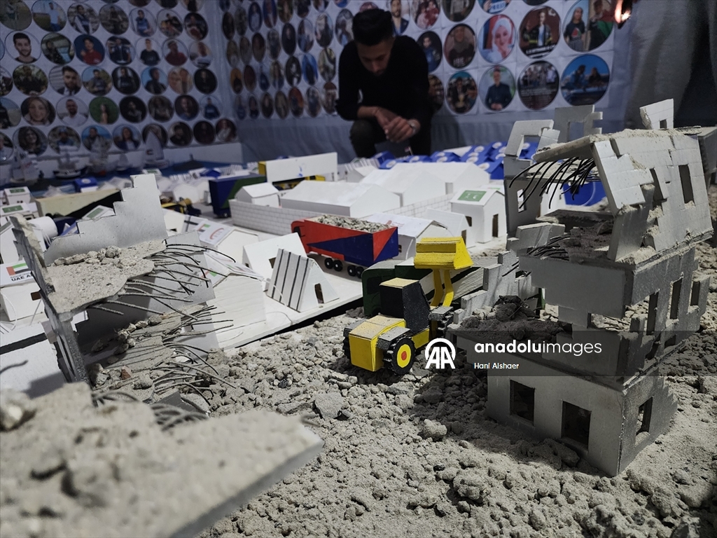 Filistinli üç genç İsrail'in Gazze'ye saldırılarını ve savaş sürecini maketlerle canlandırdı