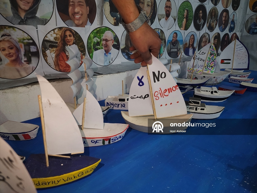 Filistinli üç genç İsrail'in Gazze'ye saldırılarını ve savaş sürecini maketlerle canlandırdı