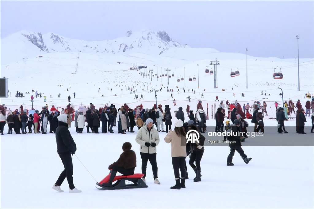 جبل أرجيس في قيصري يجذب آلاف الزوار بموسم الرياضات الشتوية