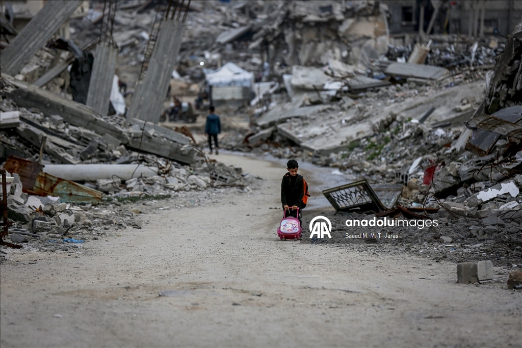 Gazze’nin Cibaliya el-Nezle beldesinde enkaz ve çöp yığınları arasında günlük yaşam