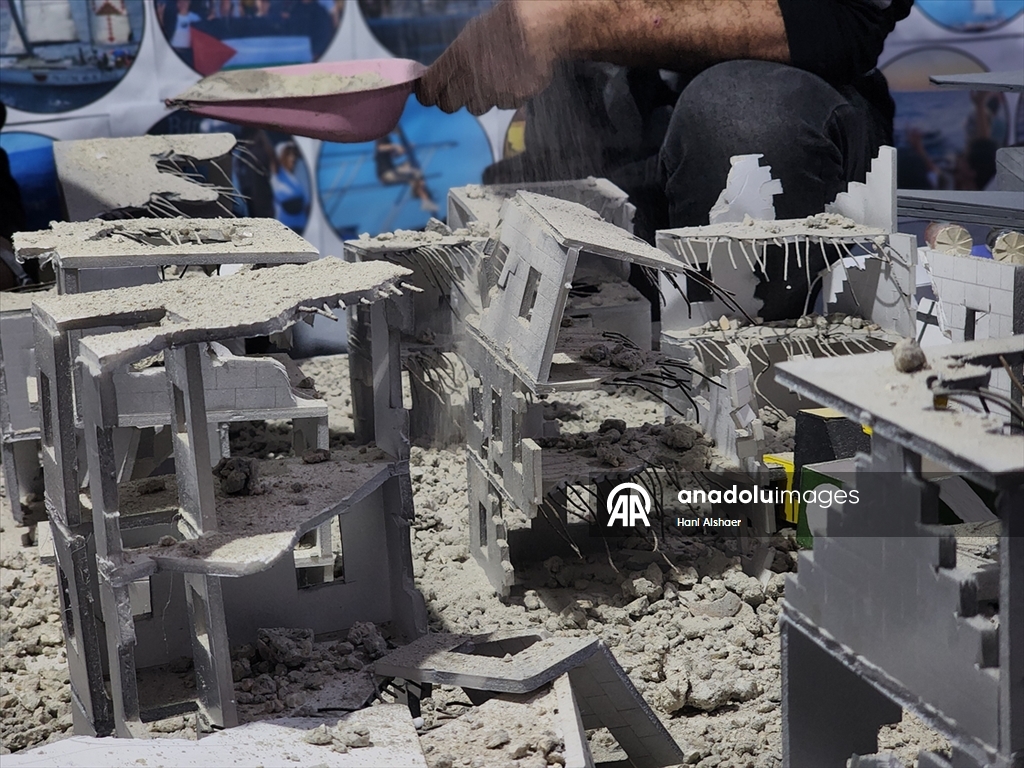 Filistinli üç genç İsrail'in Gazze'ye saldırılarını ve savaş sürecini maketlerle canlandırdı