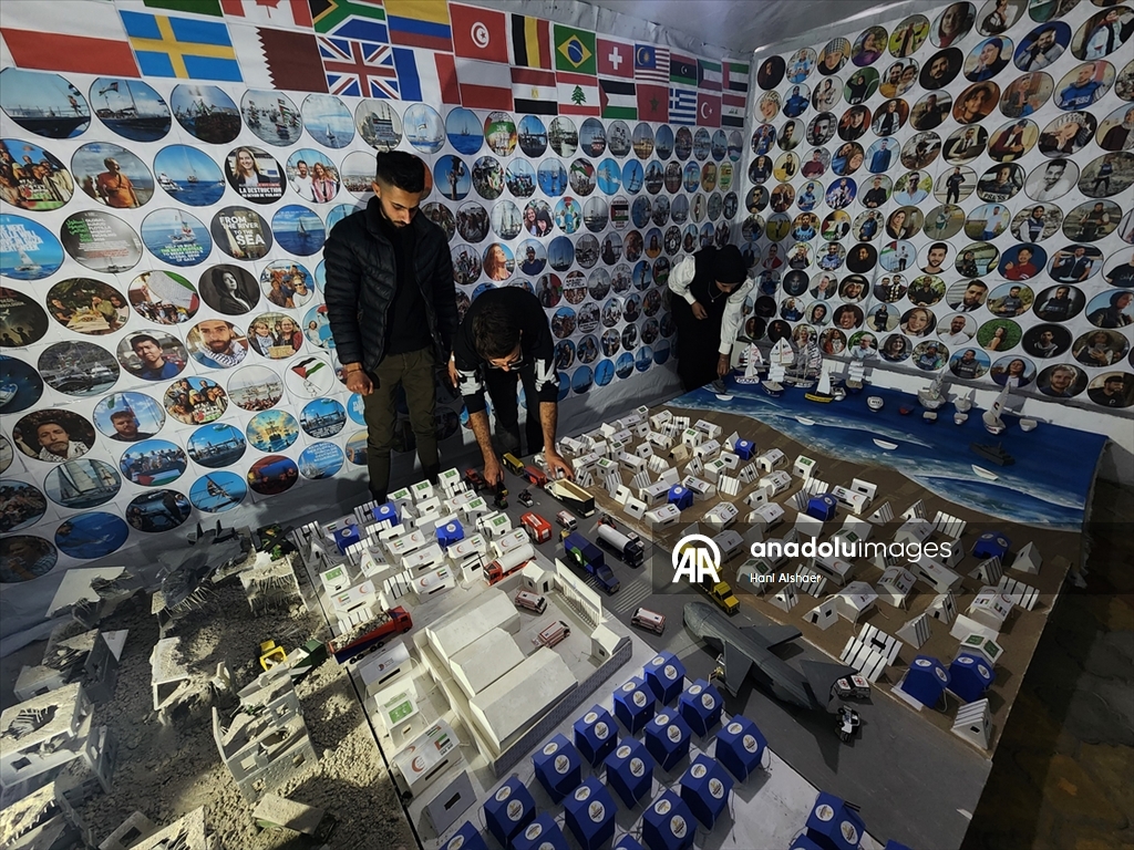 Filistinli üç genç İsrail'in Gazze'ye saldırılarını ve savaş sürecini maketlerle canlandırdı