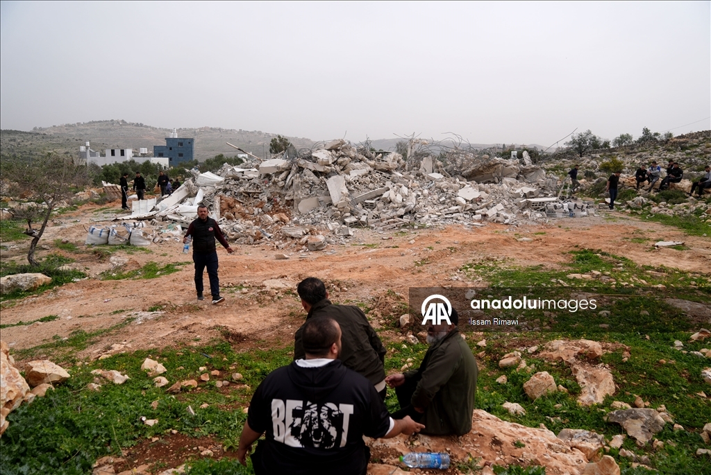 İsrail ordusu, Batı Şeria'da Filistinlilere ait bir ev ile tarım tesisini yıktı