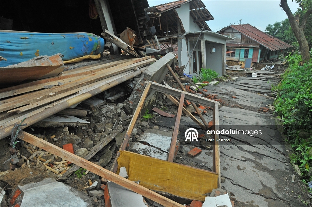 Endonezya’da toprak kayması nedeniyle çok sayıda yapı zarar gördü