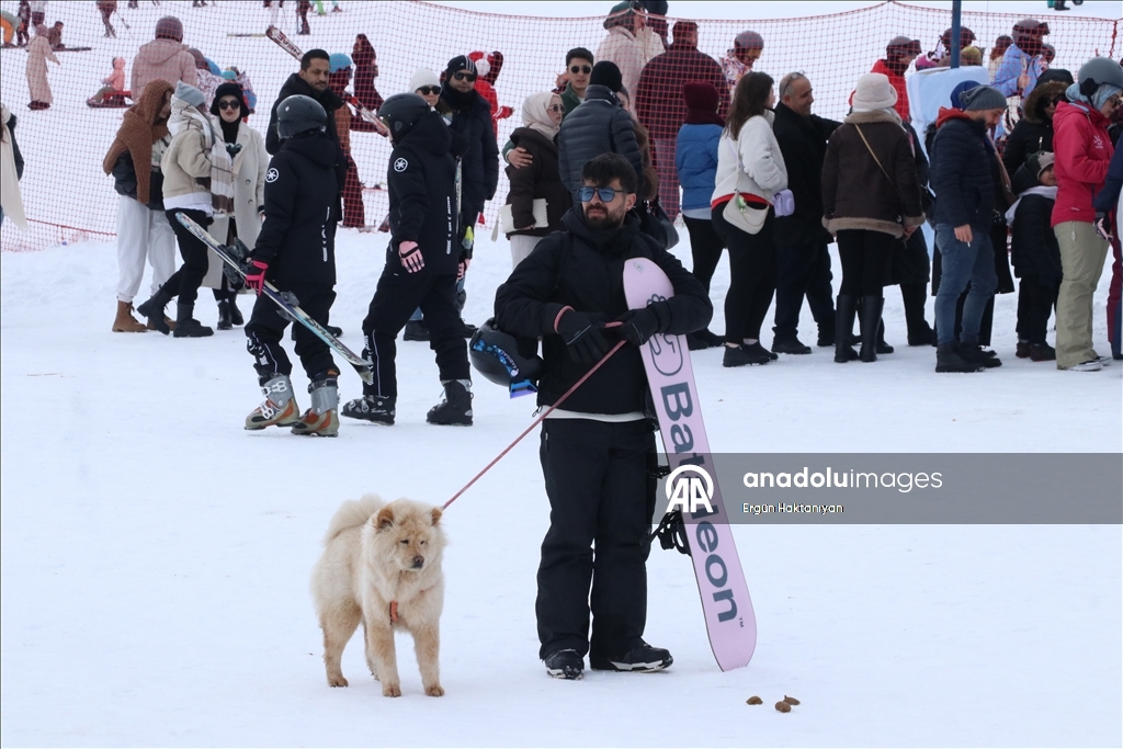 جبل أرجيس في قيصري يجذب آلاف الزوار بموسم الرياضات الشتوية