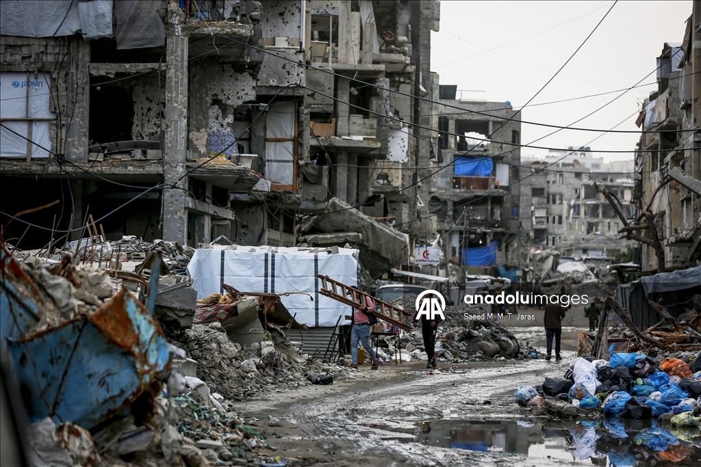 Gazze’nin Cibaliya el-Nezle beldesinde enkaz ve çöp yığınları arasında günlük yaşam