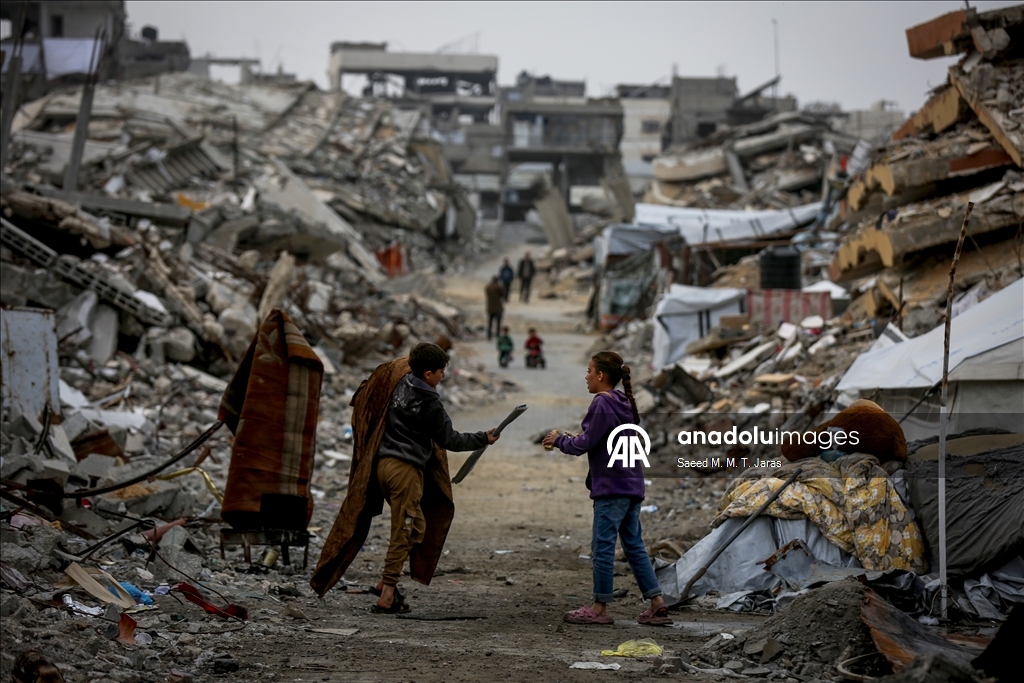 Gazze’nin Cibaliya el-Nezle beldesinde enkaz ve çöp yığınları arasında günlük yaşam