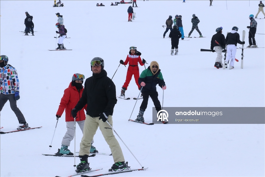 جبل أرجيس في قيصري يجذب آلاف الزوار بموسم الرياضات الشتوية