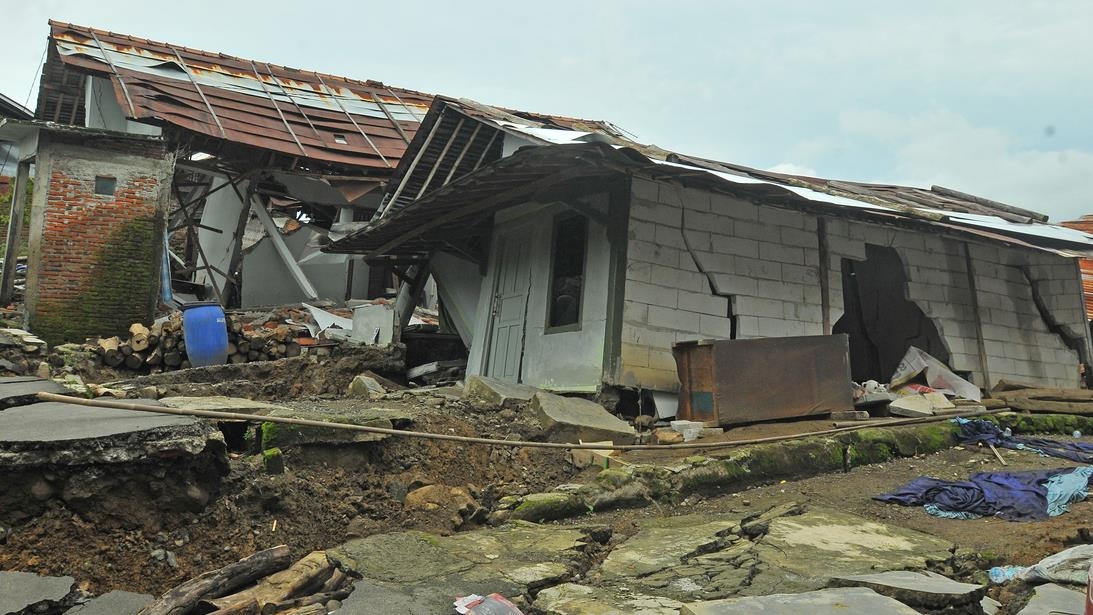 Endonezya’da toprak kayması nedeniyle çok sayıda yapı zarar gördü
