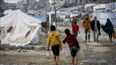 Gazze’nin Cibaliya el-Nezle beldesinde enkaz ve çöp yığınları arasında günlük yaşam