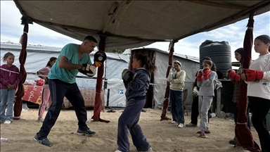 Gazzeli boksörler spor salonu ekipman eksikliğine rağmen antrenmanlarını sürdürüyor