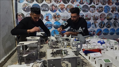 Filistinli üç genç İsrail'in Gazze'ye saldırılarını ve savaş sürecini maketlerle canlandırdı