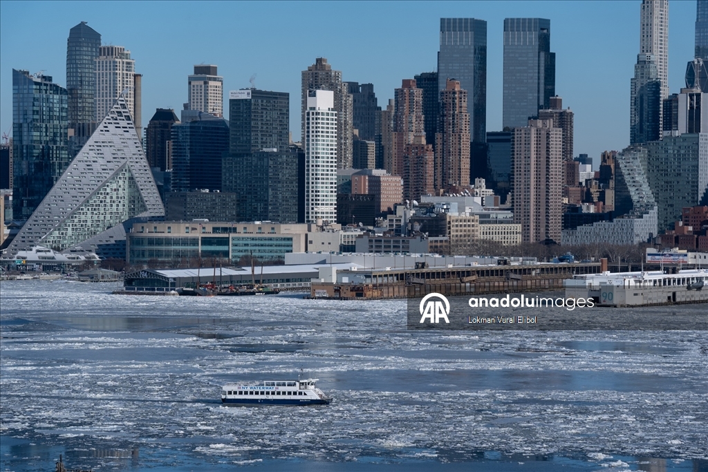 Hudson Nehri’nde oluşan buz kütleleri sürükleniyor 