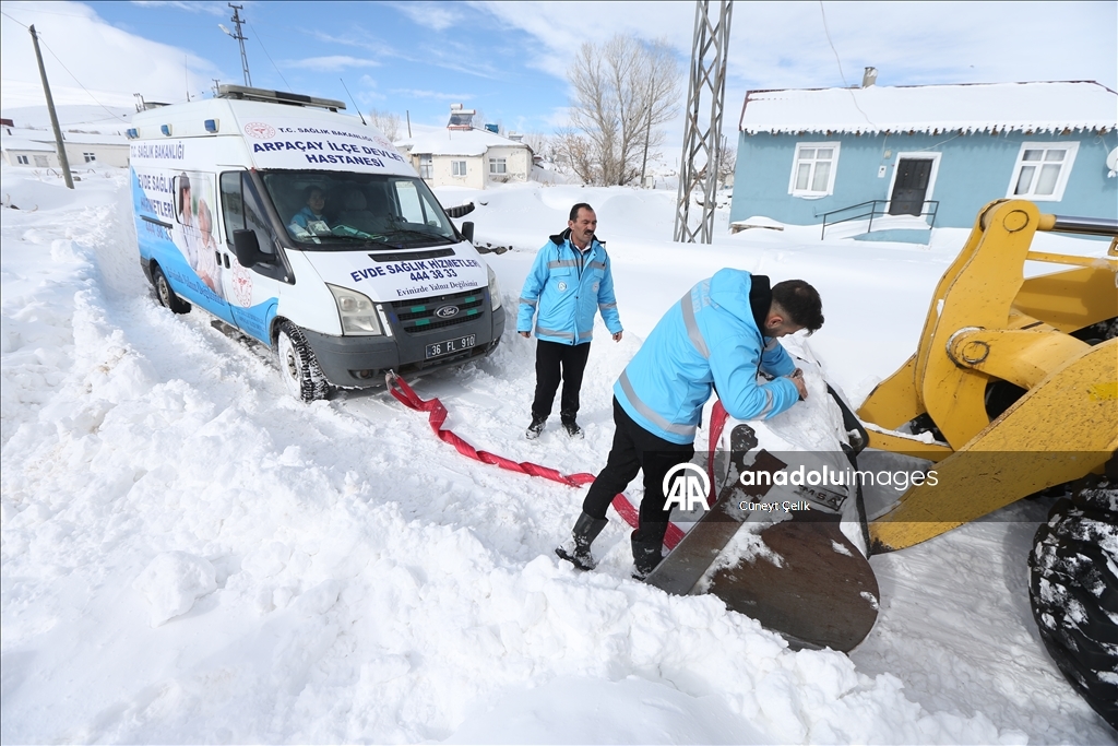 Li Qersê ekîb ji bo tenduristiya giştî di nav berf û bahozê da li ser çiya û girên cuda derbas dibin