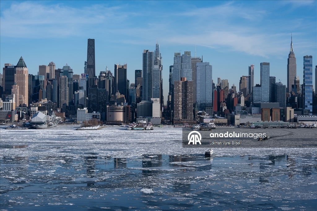 Hudson Nehri’nde oluşan buz kütleleri sürükleniyor 