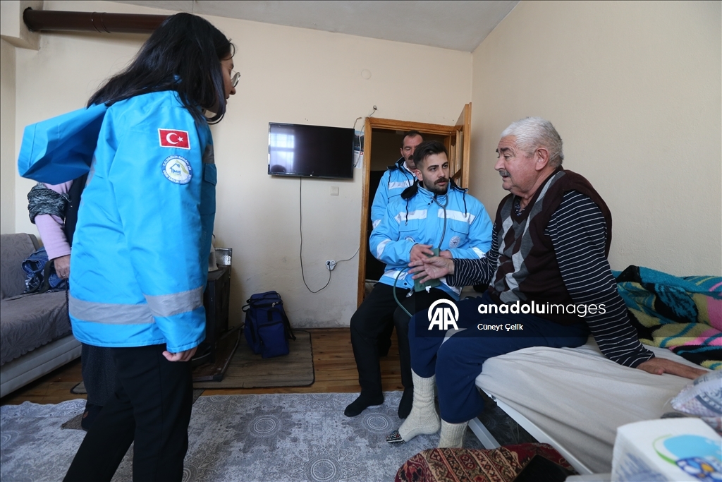 Li Qersê ekîb ji bo tenduristiya giştî di nav berf û bahozê da li ser çiya û girên cuda derbas dibin