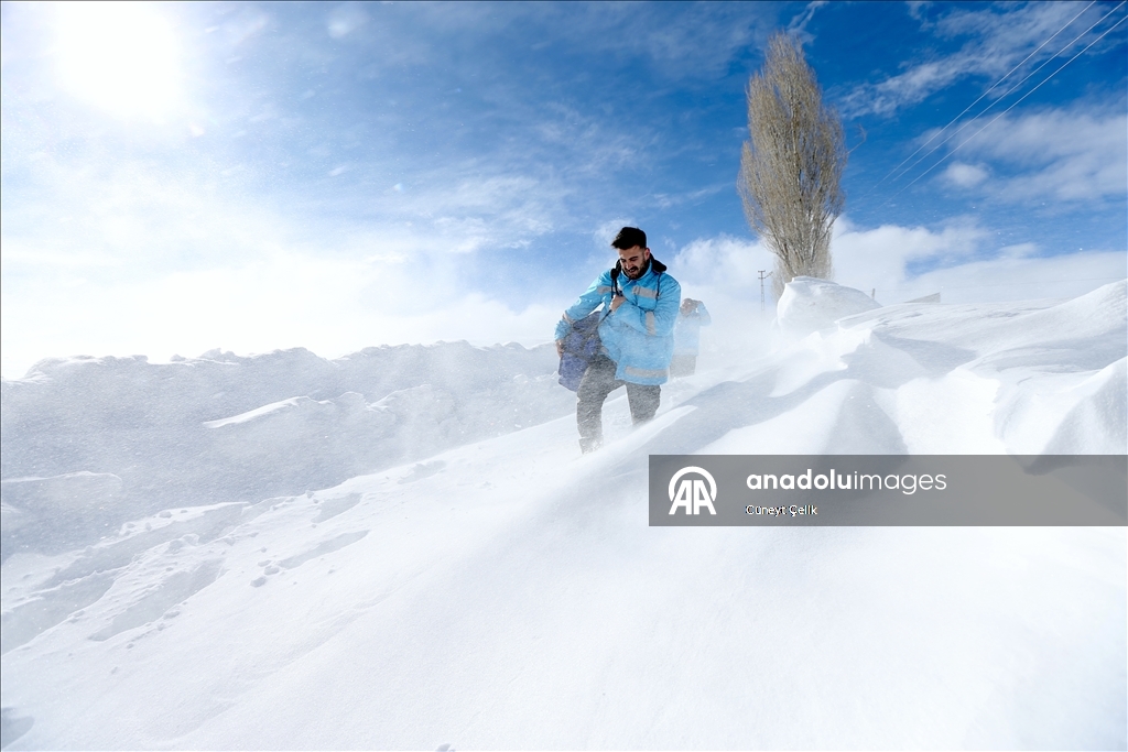 Li Qersê ekîb ji bo tenduristiya giştî di nav berf û bahozê da li ser çiya û girên cuda derbas dibin