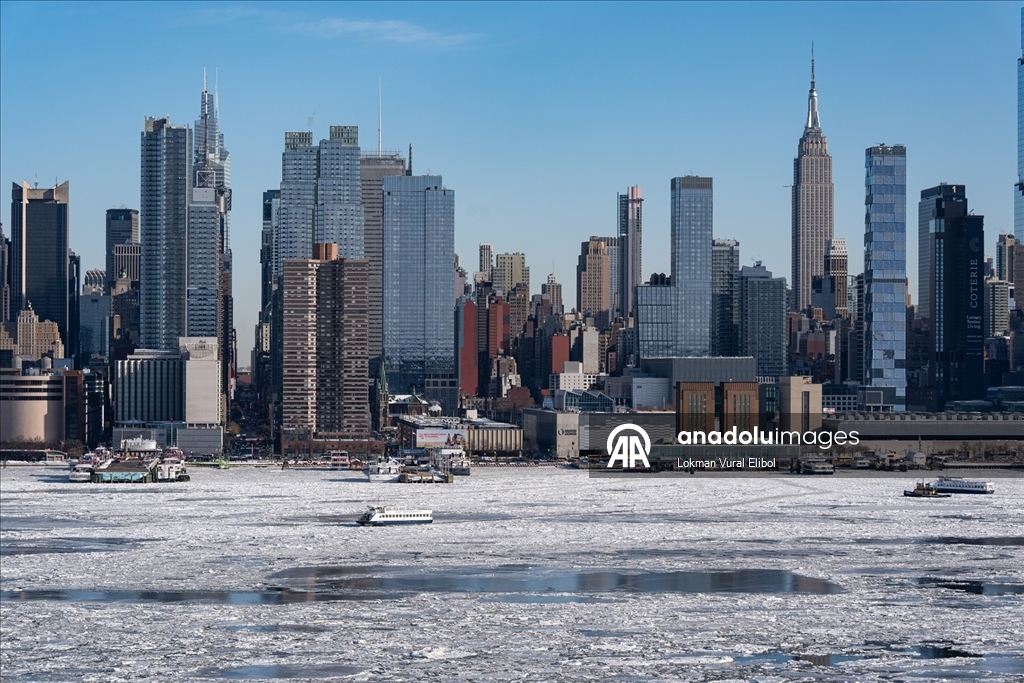 Hudson Nehri’nde oluşan buz kütleleri sürükleniyor 