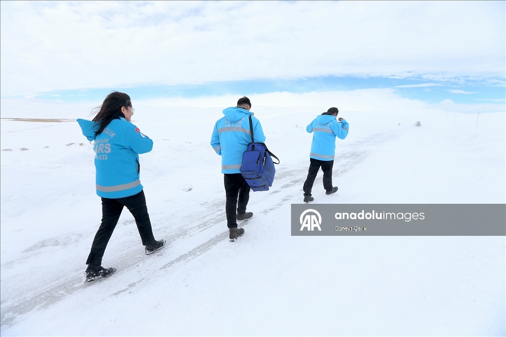 Li Qersê ekîb ji bo tenduristiya giştî di nav berf û bahozê da li ser çiya û girên cuda derbas dibin