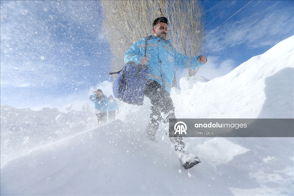 Li Qersê ekîb ji bo tenduristiya giştî di nav berf û bahozê da li ser çiya û girên cuda derbas dibin