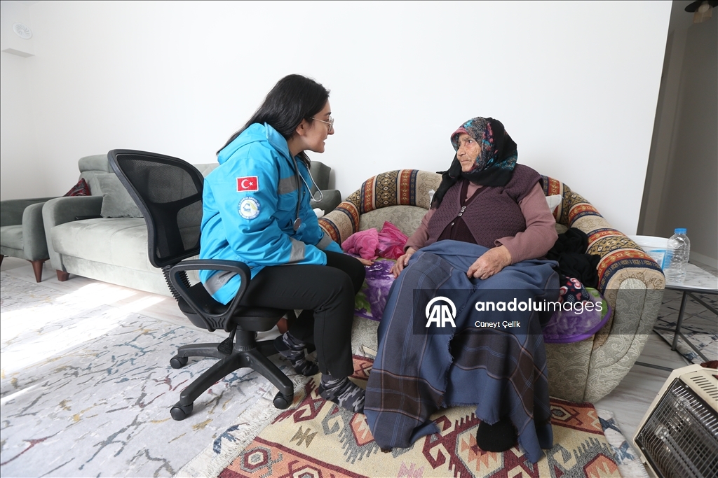 Li Qersê ekîb ji bo tenduristiya giştî di nav berf û bahozê da li ser çiya û girên cuda derbas dibin