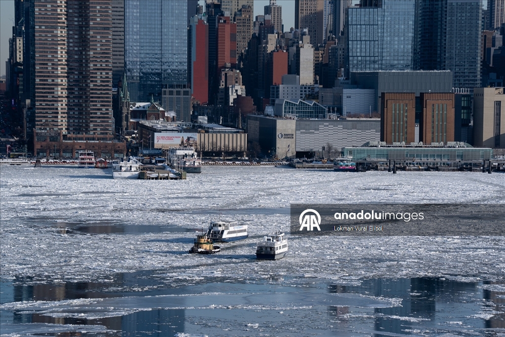 Hudson Nehri’nde oluşan buz kütleleri sürükleniyor 