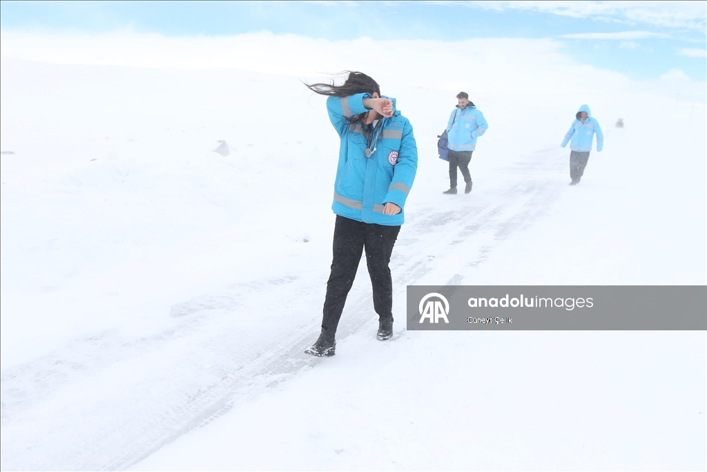 Li Qersê ekîb ji bo tenduristiya giştî di nav berf û bahozê da li ser çiya û girên cuda derbas dibin