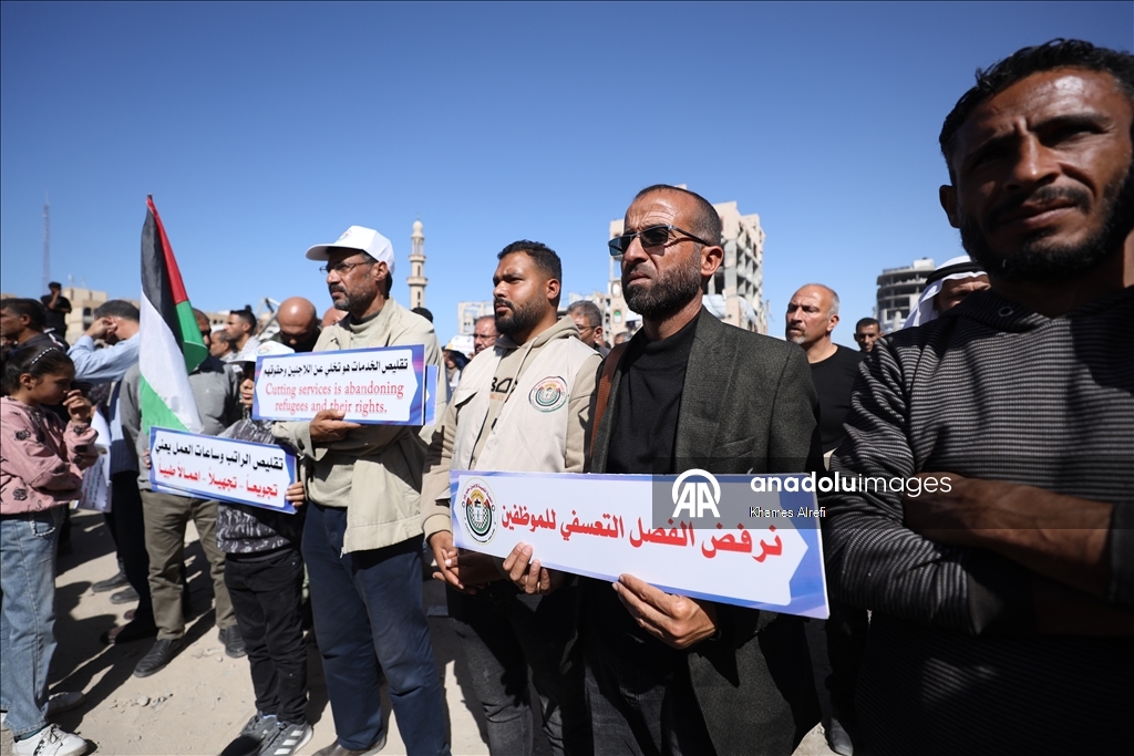 غزة.. وقفة احتجاجية أمام مقر "الأونروا" رفضا لمحاولات إنهاء دورها