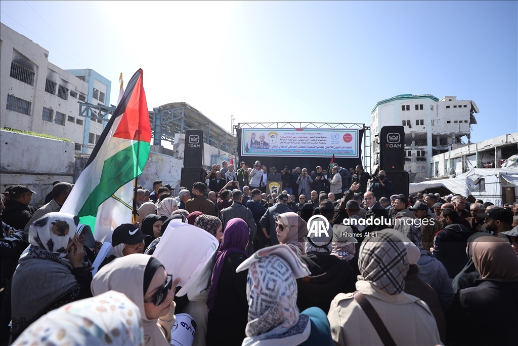 غزة.. وقفة احتجاجية أمام مقر "الأونروا" رفضا لمحاولات إنهاء دورها