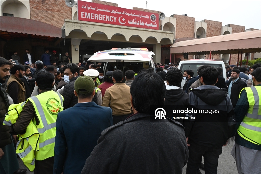 Число жертв взрыва в мечети в Пакистане достигло 38