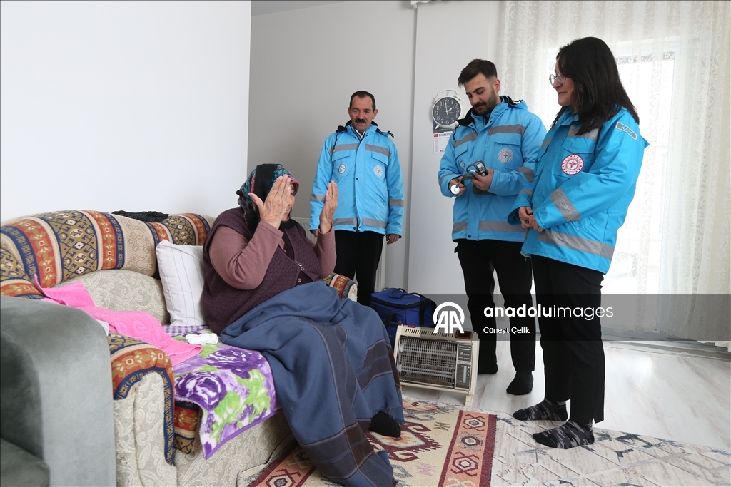 Li Qersê ekîb ji bo tenduristiya giştî di nav berf û bahozê da li ser çiya û girên cuda derbas dibin