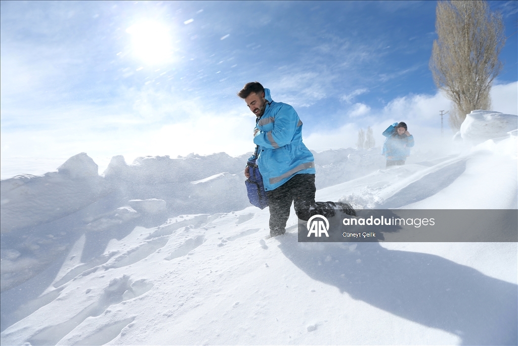 Li Qersê ekîb ji bo tenduristiya giştî di nav berf û bahozê da li ser çiya û girên cuda derbas dibin