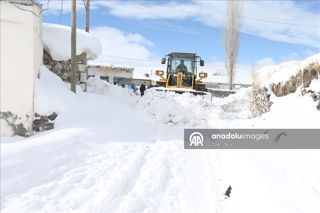 Li Qersê ekîb ji bo tenduristiya giştî di nav berf û bahozê da li ser çiya û girên cuda derbas dibin