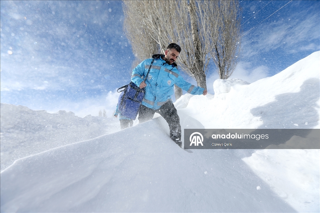 Li Qersê ekîb ji bo tenduristiya giştî di nav berf û bahozê da li ser çiya û girên cuda derbas dibin
