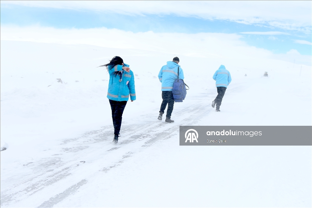 Li Qersê ekîb ji bo tenduristiya giştî di nav berf û bahozê da li ser çiya û girên cuda derbas dibin