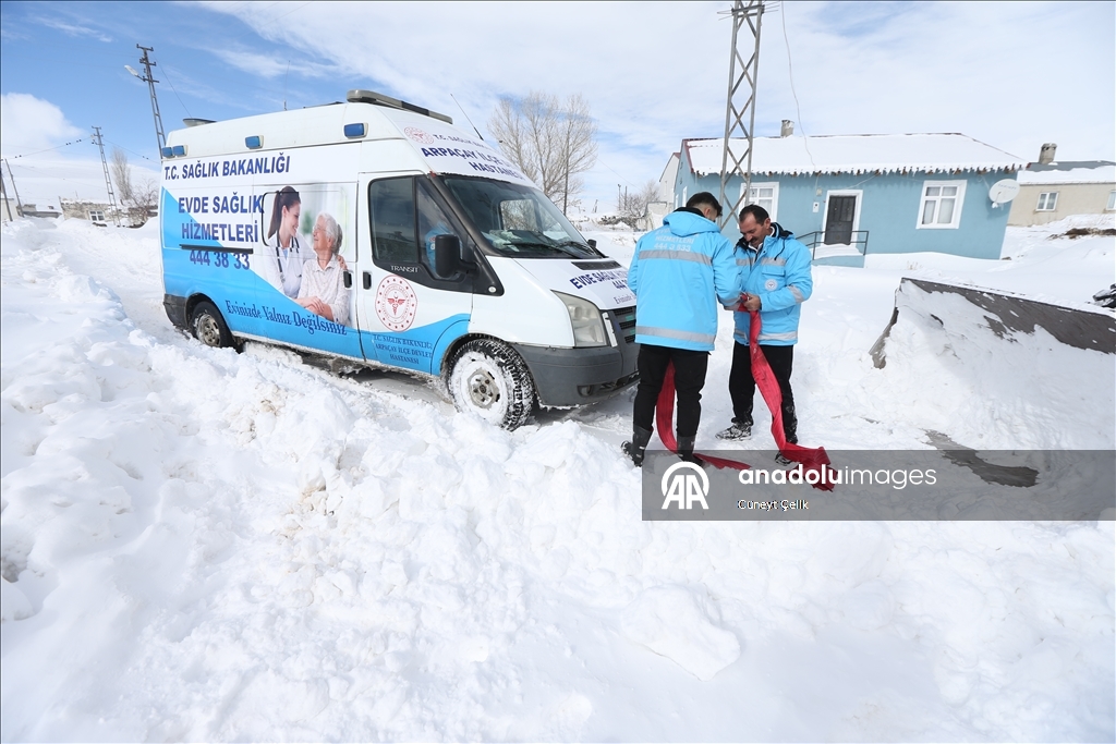 Li Qersê ekîb ji bo tenduristiya giştî di nav berf û bahozê da li ser çiya û girên cuda derbas dibin