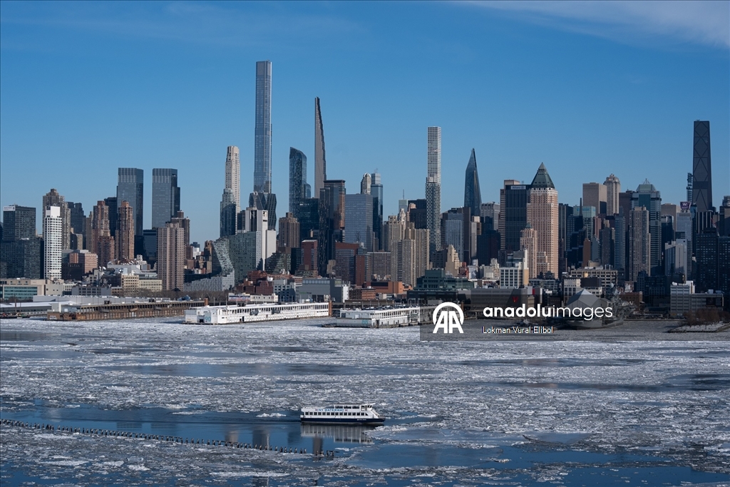 Hudson Nehri’nde oluşan buz kütleleri sürükleniyor 