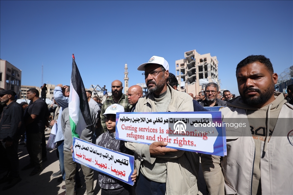 غزة.. وقفة احتجاجية أمام مقر "الأونروا" رفضا لمحاولات إنهاء دورها