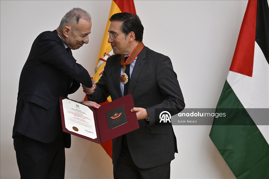 فلسطين تكرم وزير خارجية إسبانيا بوسام الدولة