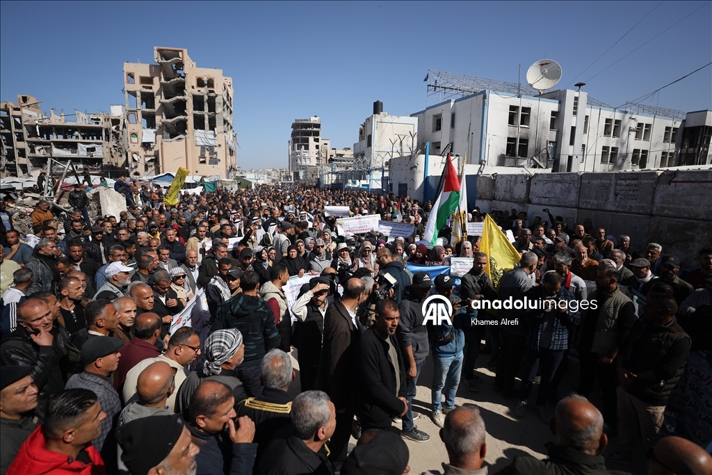 غزة.. وقفة احتجاجية أمام مقر "الأونروا" رفضا لمحاولات إنهاء دورها