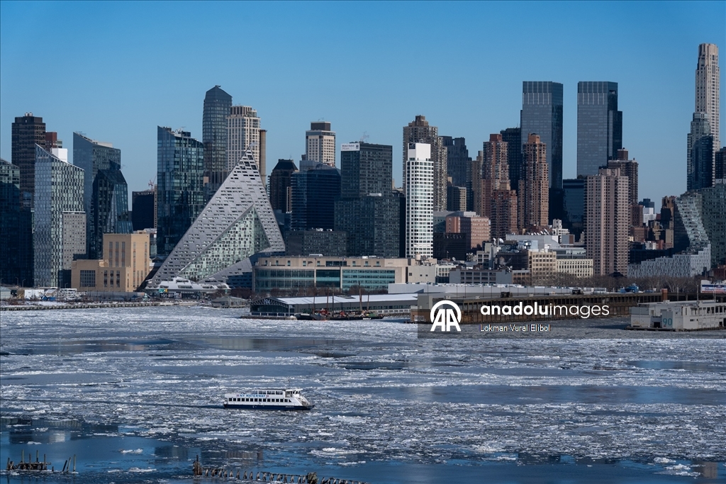 Hudson Nehri’nde oluşan buz kütleleri sürükleniyor 