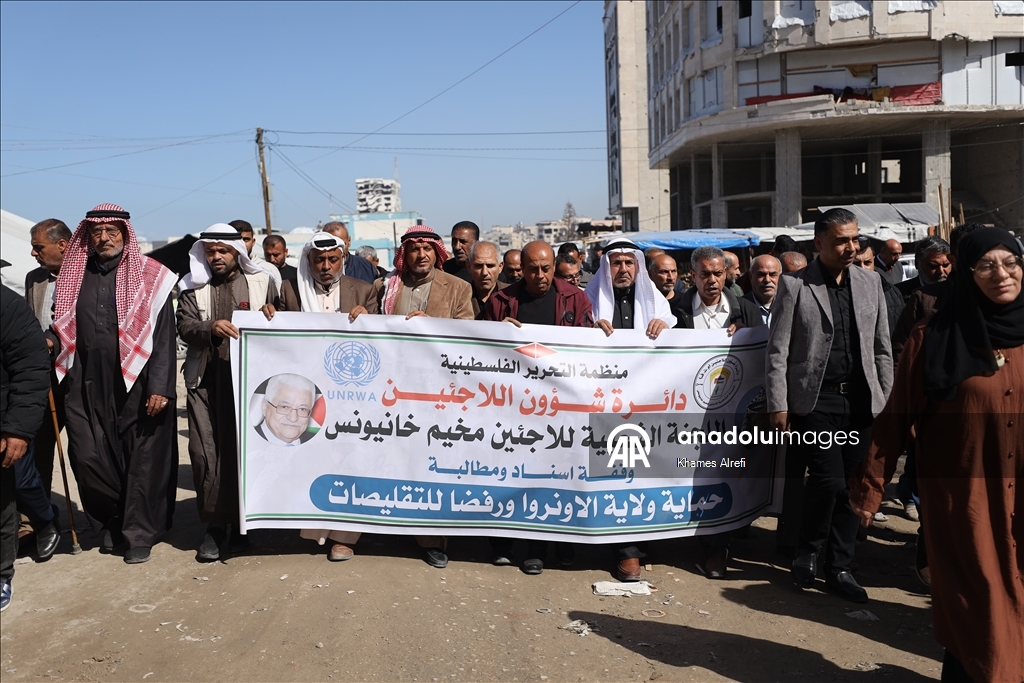 غزة.. وقفة احتجاجية أمام مقر "الأونروا" رفضا لمحاولات إنهاء دورها