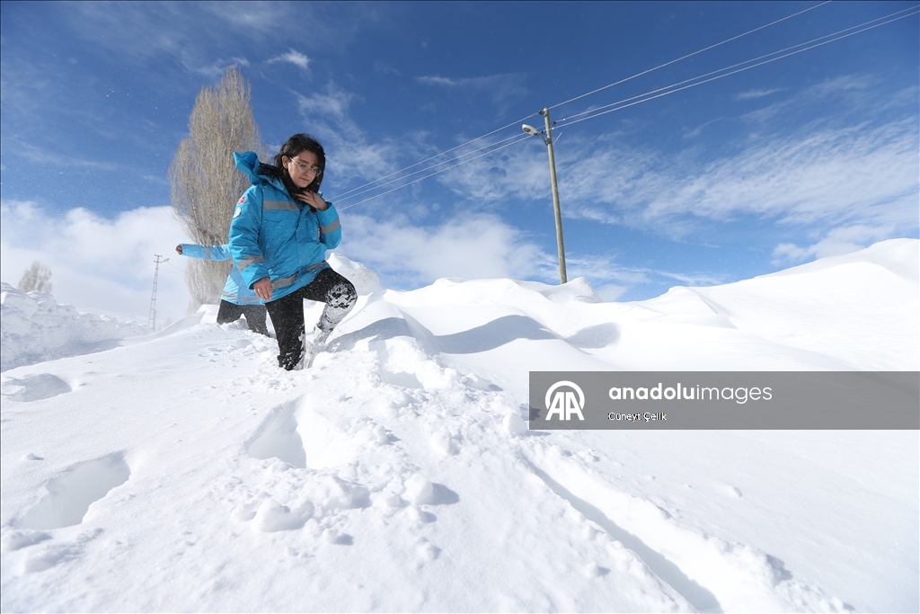 Li Qersê ekîb ji bo tenduristiya giştî di nav berf û bahozê da li ser çiya û girên cuda derbas dibin