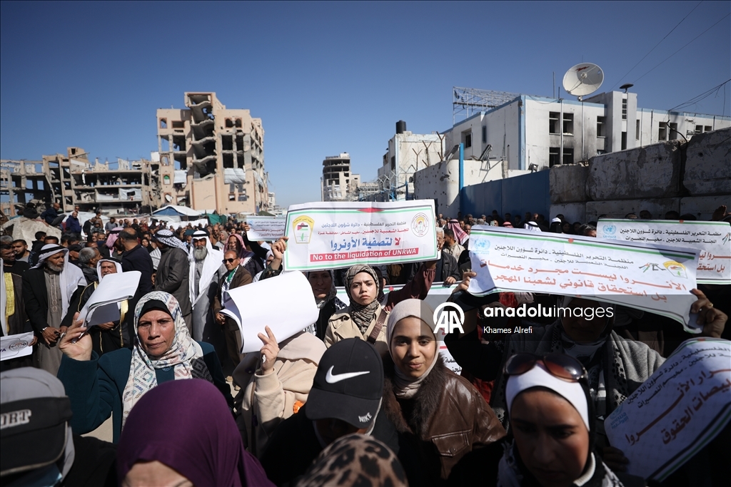 غزة.. وقفة احتجاجية أمام مقر "الأونروا" رفضا لمحاولات إنهاء دورها