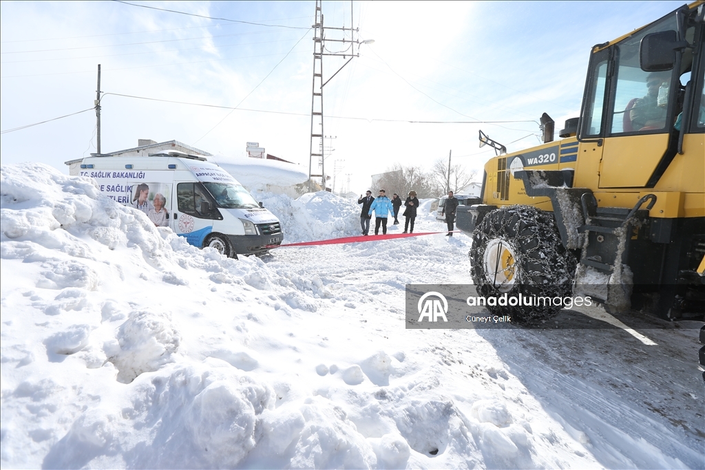 Li Qersê ekîb ji bo tenduristiya giştî di nav berf û bahozê da li ser çiya û girên cuda derbas dibin