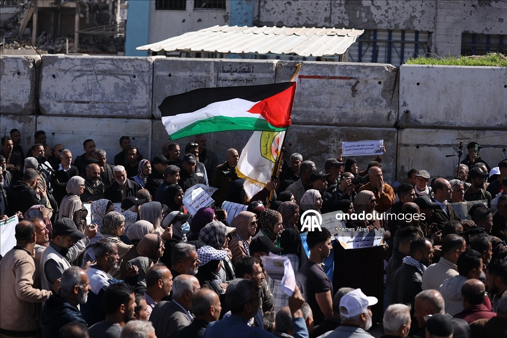 غزة.. وقفة احتجاجية أمام مقر "الأونروا" رفضا لمحاولات إنهاء دورها