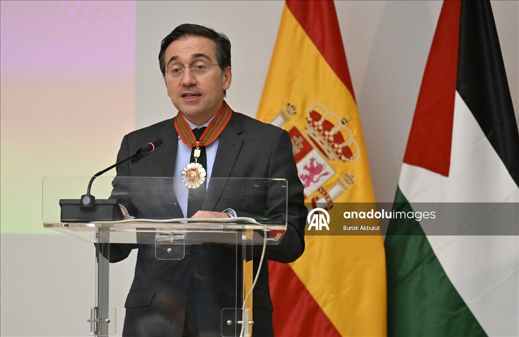 فلسطين تكرم وزير خارجية إسبانيا بوسام الدولة