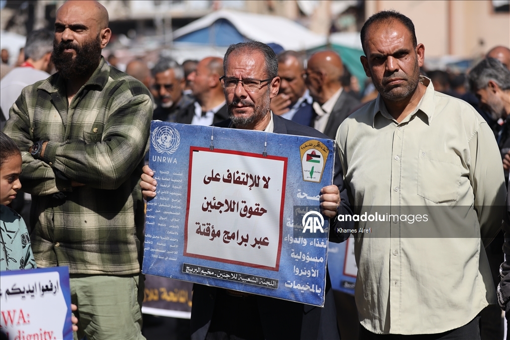 غزة.. وقفة احتجاجية أمام مقر "الأونروا" رفضا لمحاولات إنهاء دورها