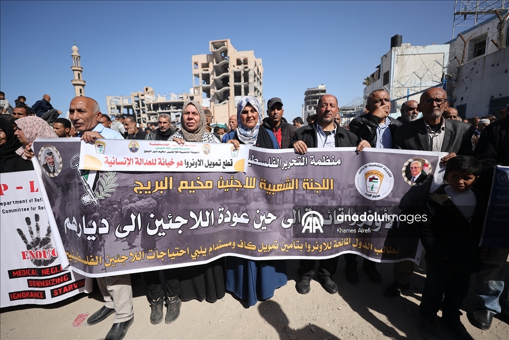 غزة.. وقفة احتجاجية أمام مقر "الأونروا" رفضا لمحاولات إنهاء دورها